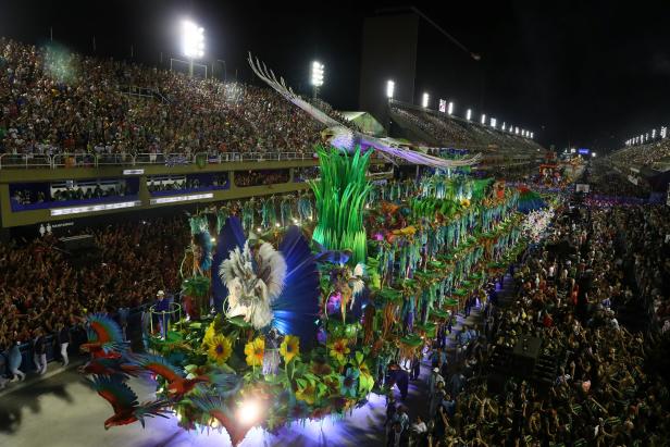 Ein farbenprächtiger Festwagen mit einem großen Adler fährt durch eine Menschenmenge beim Karneval in Rio.