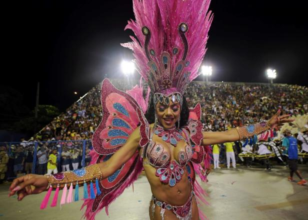 Eine Tänzerin in einem farbenprächtigen Schmetterlingskostüm tritt beim Karneval in Rio auf.