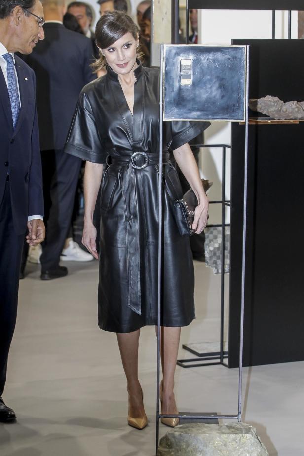 Schwarzes Leder & dunkles Haar: Königin Letizias neuer Look