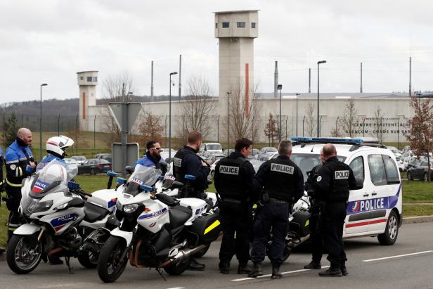 Polizei überwältigte nach Messerattacke im Gefängnis Häftling