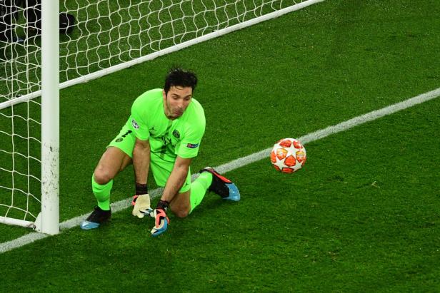 FBL-EUR-C1-PSG-MAN UTD Ein Torwart in grüner Kleidung versucht, einen Fußball abzuwehren.