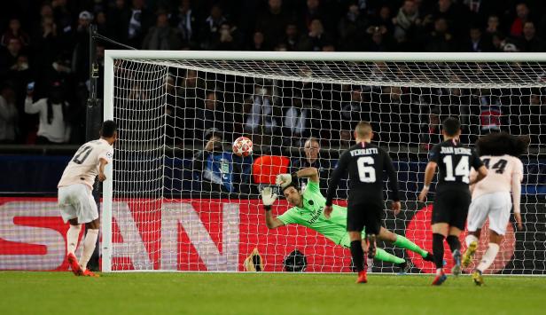 Champions League - Round of 16 Second Leg - Paris St Germain v Manchester United Ein Fußballtorwart versucht, einen Schuss während eines Champions-League-Spiels zu halten.