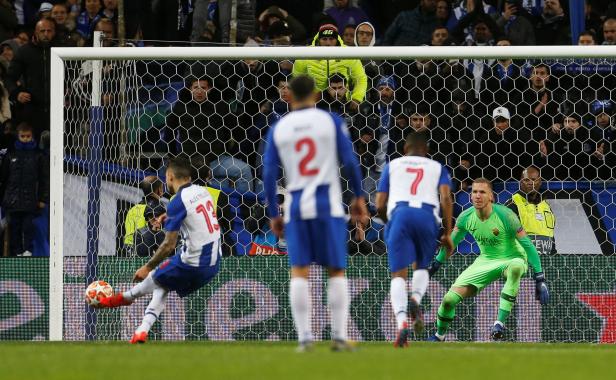 Champions League - Round of 16 Second Leg - FC Porto v AS Roma Alex Telles von FC Porto schießt im Champions-League-Spiel gegen AS Rom.