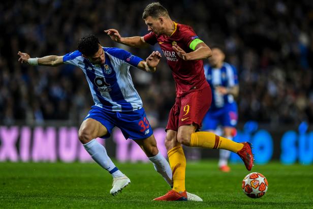 FBL-EUR-C1-PORTO-ROMA Zwei Fußballspieler kämpfen um den Ball während eines Spiels.