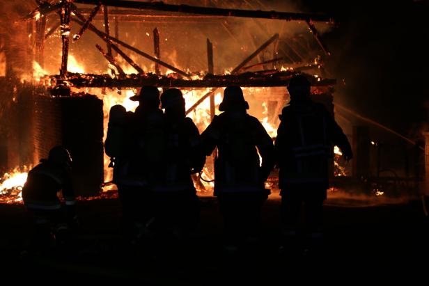 Großbrand in Gestüt: 26 Pferde gerettet