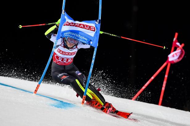 ALPINE-SKI-PARALLEL-SWE-WOMEN Eine Skirennläuferin fährt einen Slalomkurs herunter.