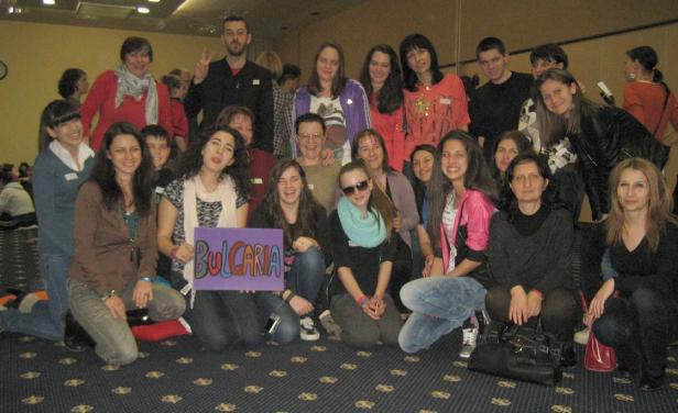 Eine Gruppe von Menschen posiert mit einem Schild mit der Aufschrift „Bulgaria“.