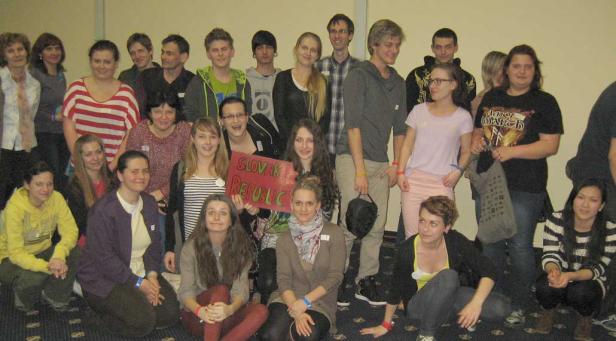 Eine Gruppe von Menschen posiert mit einem Schild mit der Aufschrift „Slovak Republic“.