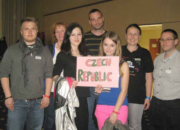 Eine Gruppe von Personen hält ein Schild mit der Aufschrift „Czech Republic“.