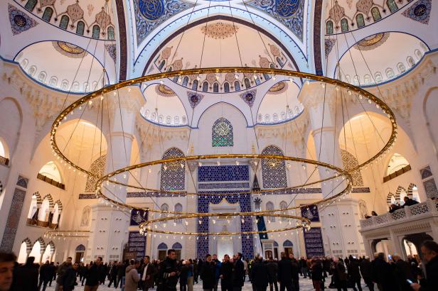 Ein Denkmal für den Sultan: Erdoğans Prestige-Moschee