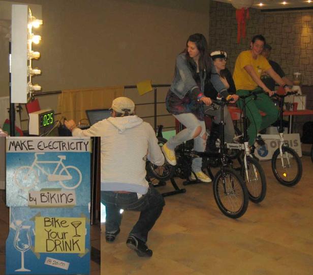 Mehrere Personen fahren auf Fahrrädern, um Strom zu erzeugen.