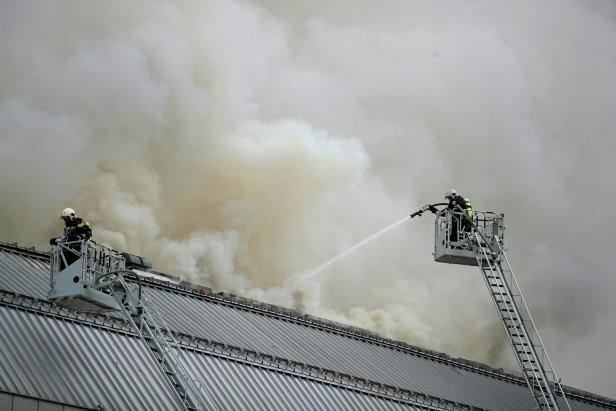 Donauzentrum brannte zwölf Stunden lang: Kritik an später Räumung