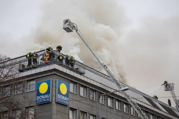 Donauzentrum brennt seit zehn Stunden: Brandaus nicht in Sicht
