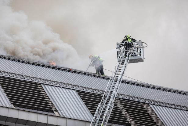 Donauzentrum brannte zwölf Stunden lang: Kritik an später Räumung