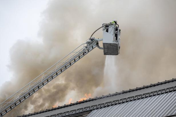Donauzentrum brennt seit zehn Stunden: Brandaus nicht in Sicht