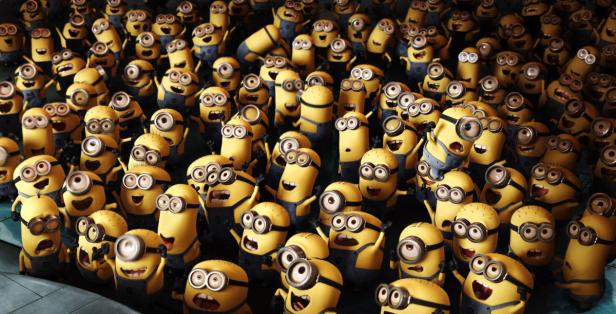 Eine große Gruppe gelber Minions mit Brillen und blauen Overalls steht zusammen.