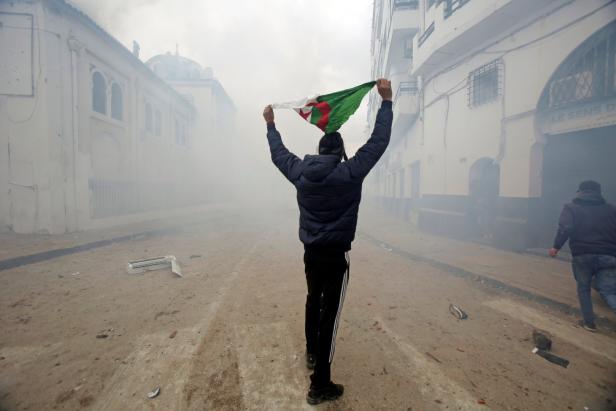 Proteste statt Empfang: Algeriens Präsident Bouteflika zurück