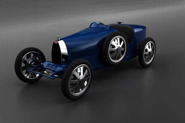 Ein blaues Bugatti-Rennwagenmodell mit Chromfelgen steht auf einem grauen Untergrund.
