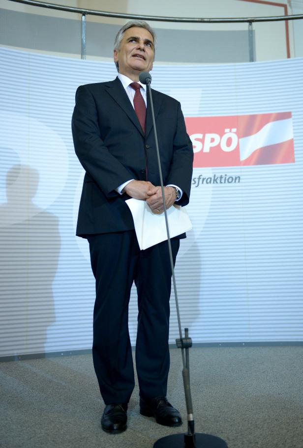 Ein Mann im Anzug spricht am Rednerpult vor einem SPÖ-Logo.