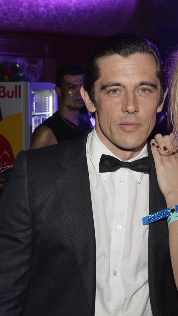 Ein Mann mit Fliege und Anzug bei einer Veranstaltung.