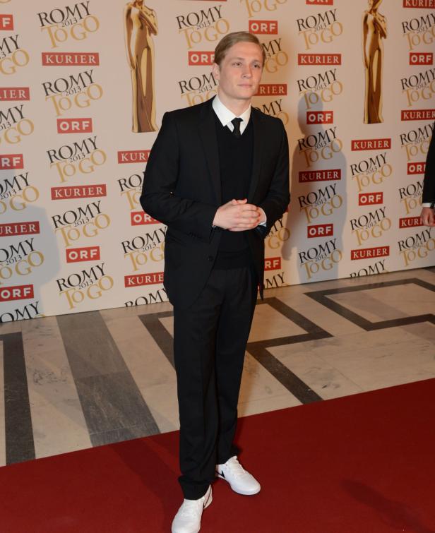 Schauspieler Laurence Rupp auf dem roten Teppich bei der Romy-Verleihung.