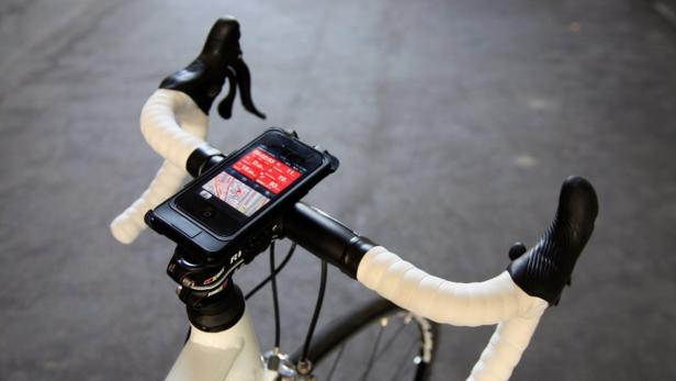 Ein Fahrradlenker mit einem Smartphone, das eine Navigations-App anzeigt.