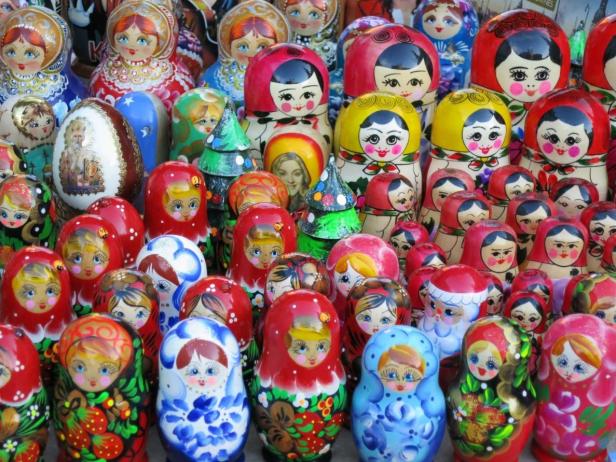 Eine große Sammlung von bunten, traditionellen russischen Matroschka-Puppen.