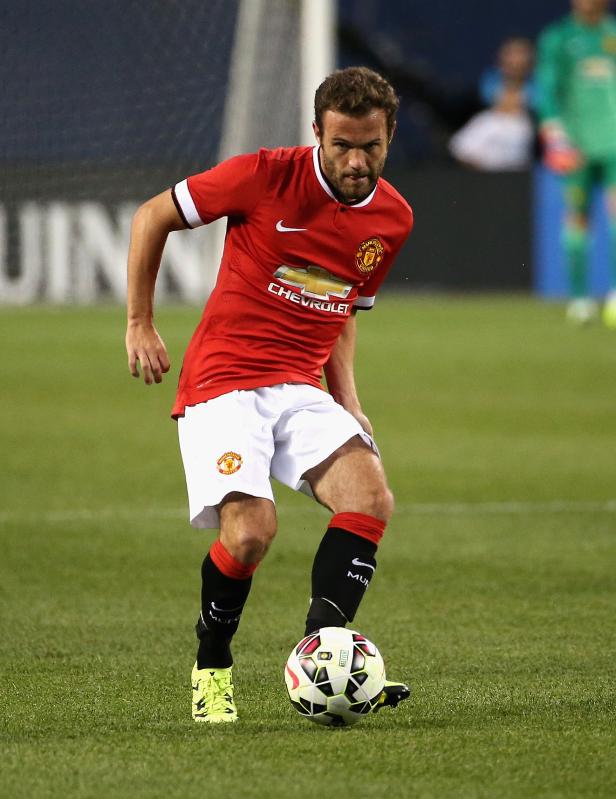 Ein Fußballspieler im roten Trikot von Manchester United dribbelt den Ball.