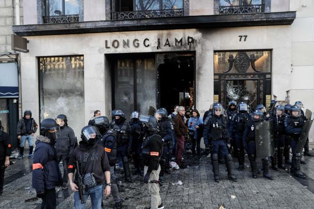 Nach Gewalt bei Gelbwesten-Protesten: Macron kündigt Härte an