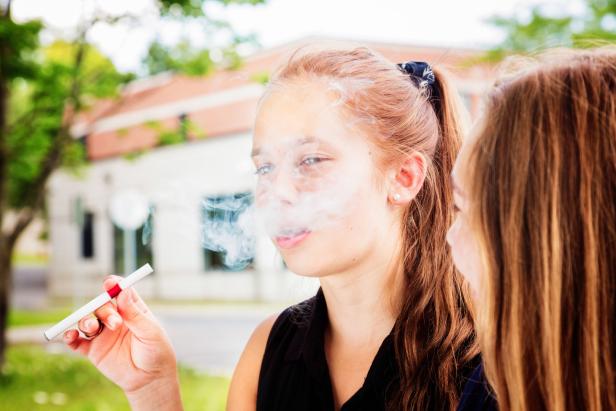 E-Zigaretten: So verführen süße Aromen Jugendliche zum Dampfen