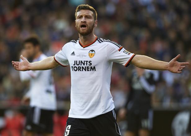 Ein Fußballspieler von Valencia CF gestikuliert während eines Spiels.