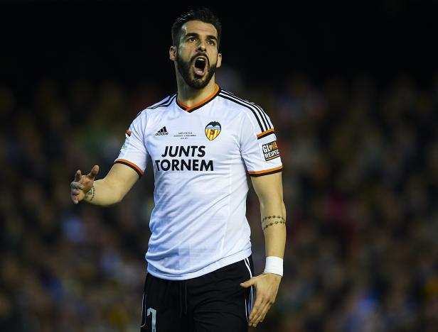 Ein Fußballspieler von Valencia CF gestikuliert während eines Spiels.