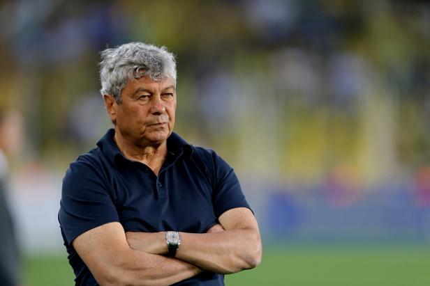Mircea Lucescu, der Trainer von Dynamo Kiew, blickt mit verschränkten Armen ernst in die Ferne.