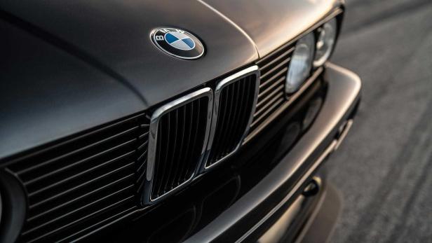 Nahaufnahme der Frontpartie eines schwarzen BMW mit Kühlergrill und Logo.
