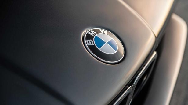 Das BMW-Logo auf der Motorhaube eines Autos.