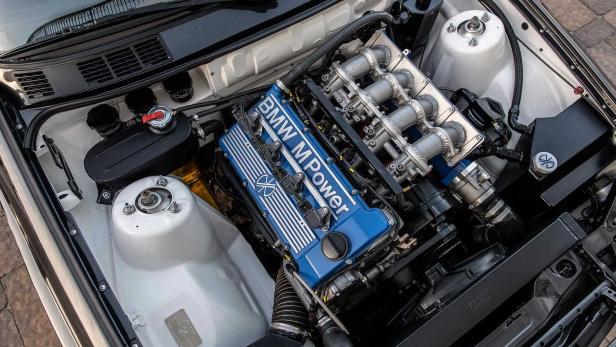 Ein detaillierter Blick auf einen BMW M Power Motorraum.