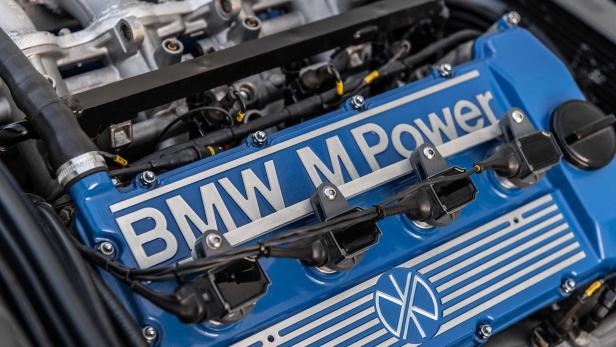 Detailansicht eines blauen BMW M Power Motors.