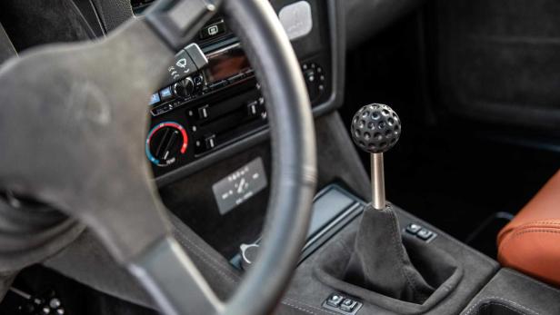 Innenraum eines Autos mit einem Schaltknauf in Form eines Golfballs.