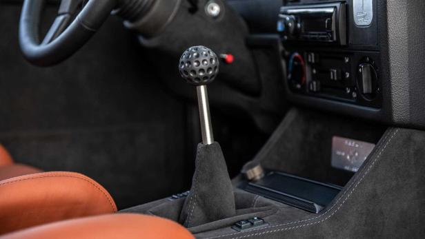 Detailaufnahme des Innenraums eines Autos mit Schaltknüppel.