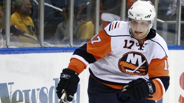 Ein Eishockeyspieler der New York Islanders in Aktion.