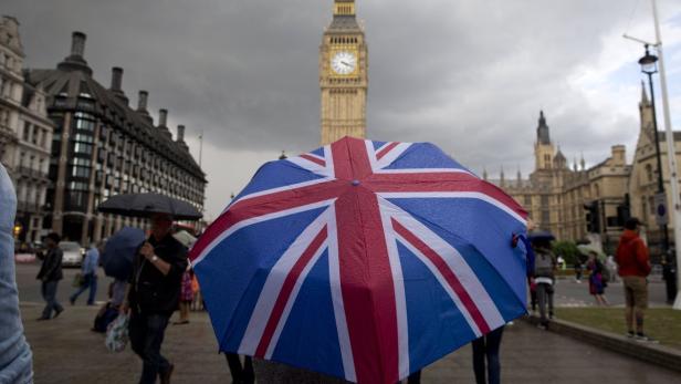 Ein Regenschirm mit der britischen Flagge vor dem Big Ben in London.