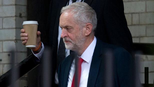 Jeremy Corbyn mit einem Kaffeebecher in der Hand.