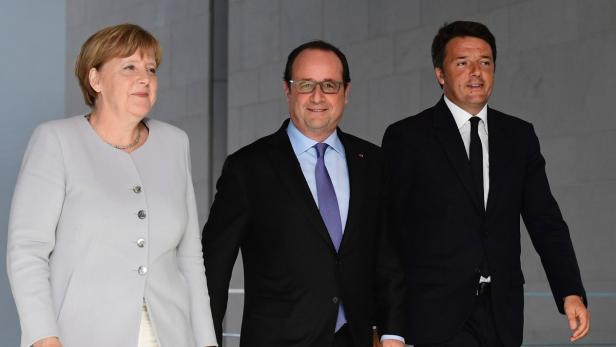 Angela Merkel, François Hollande und Matteo Renzi gehen nebeneinander.