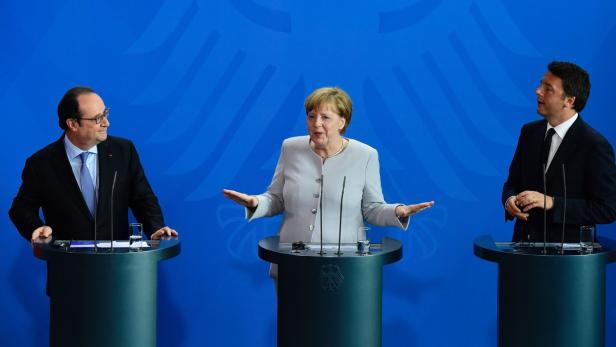 Angela Merkel spricht neben François Hollande und Matteo Renzi auf einer Pressekonferenz.