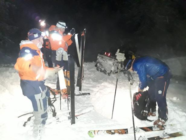 31-Jähriger in alpiner Notlage: Lagerfeuer mit Snowboard