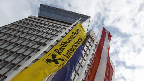 Das Gebäude der Raiffeisen Bank International mit Flaggen von Österreich und der EU im Wind.