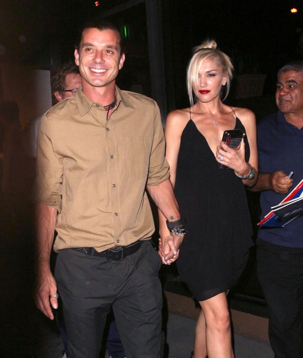 Gavin Rossdale und Gwen Stefani halten Händchen.