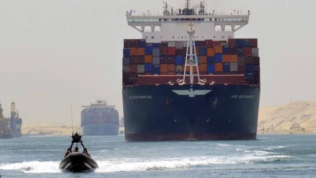 Ein Containerschiff namens „APL Southampton“ fährt durch den Suezkanal.