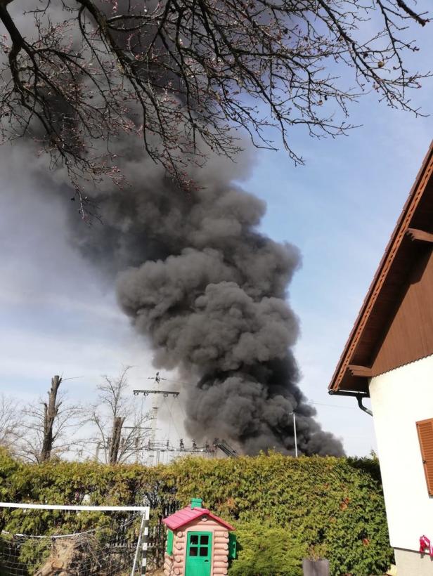 Lkw-Brand in Gerasdorf: Feuer griff auf mehrere Autos über