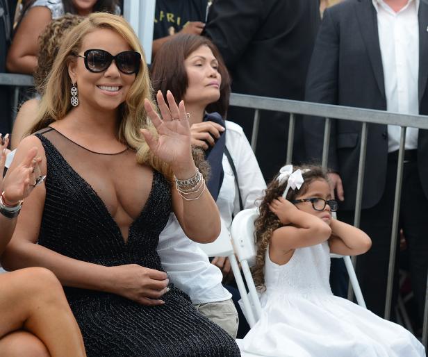 Mariah Carey mit ihrer Tochter bei einer Veranstaltung.